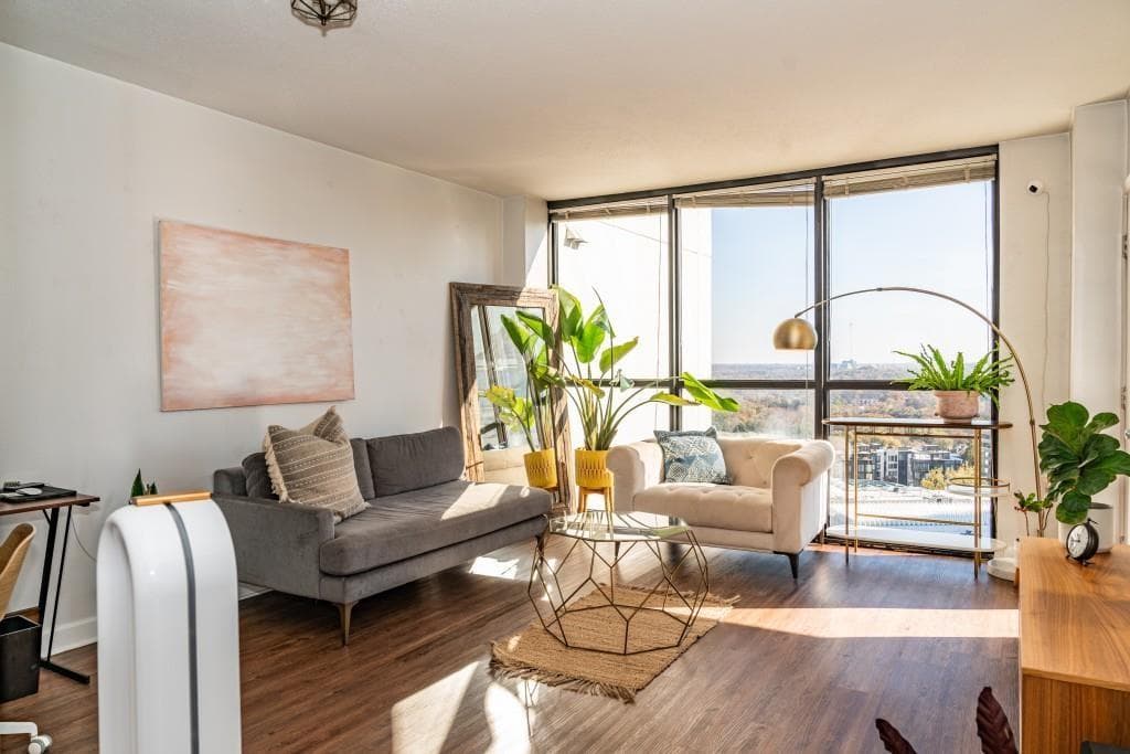 1 bedroom, 1 bathroom, 645 sq ft condominium for sale at 1280 W Peachtree Street 3211, Atlanta, GA 30309 — photo 1 of 27