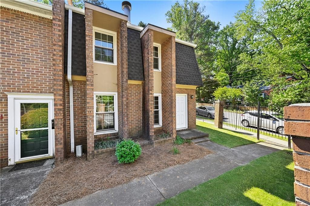 3 bedroom, 3 bathroom, 1,452 sq ft condominium for sale at 1101 Scott Boulevard, Decatur, GA 30030 — photo 2