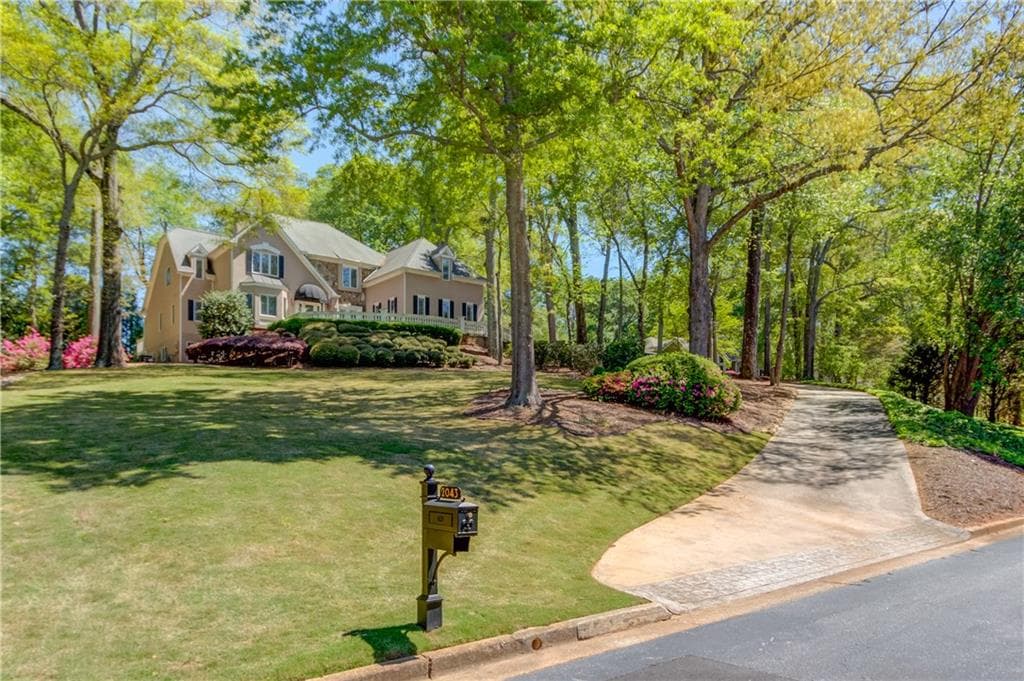 5 bedroom, 7 bathroom, 6,369 sq ft single family residence for sale at 2043 Burgundy Drive, Braselton, GA 30517 — photo 3