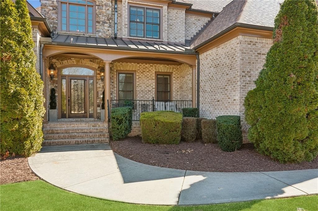 4 bedroom, 5 bathroom, 3,958 sq ft single family residence for sale at 5640 Copper Creek Pass, Cumming, GA 30040 — photo 4