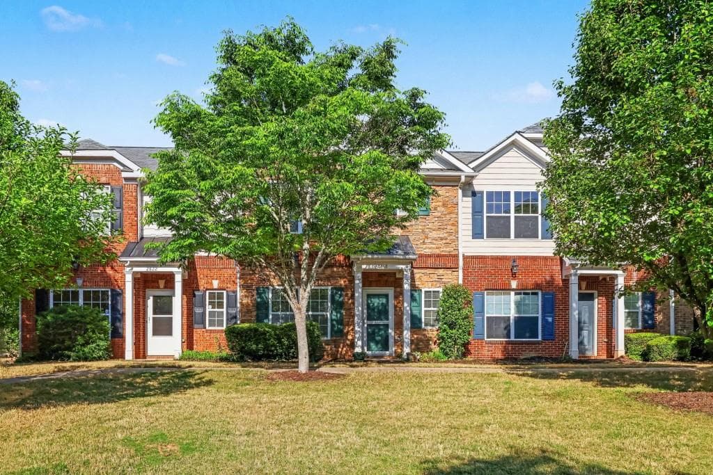 3 bedroom, 3 bathroom, 1,646 sq ft townhouse sold at 2818 Village Trace, Atlanta, GA 30344