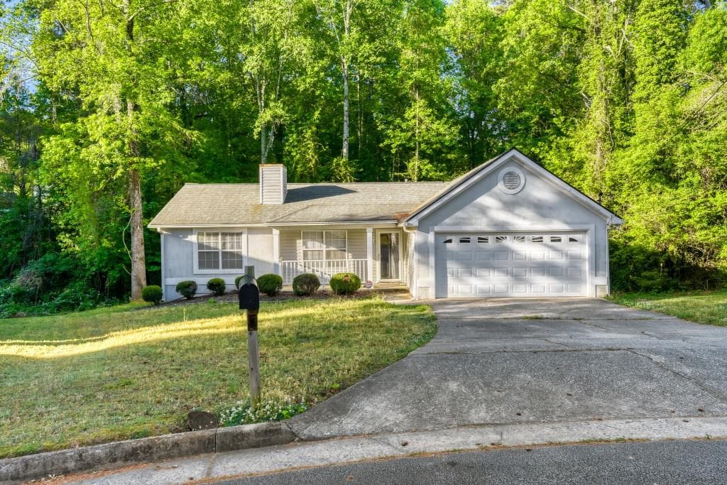 3 bedroom, 2 bathroom, 1,351 sq ft single family residence under contract at 2032 Briar Trail Court, Atlanta, GA 30331 — photo 2