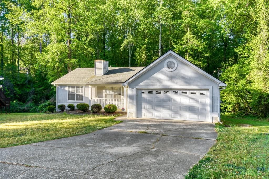 3 bedroom, 2 bathroom, 1,351 sq ft single family residence under contract at 2032 Briar Trail Court, Atlanta, GA 30331 — photo 3