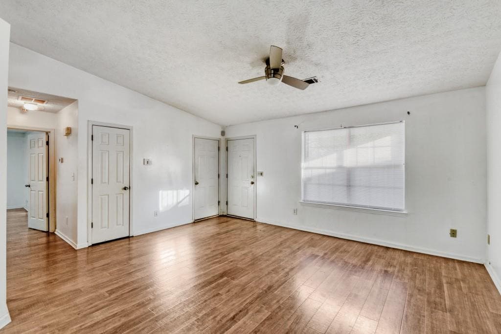 3 bedroom, 2 bathroom, 1,351 sq ft single family residence under contract at 2032 Briar Trail Court, Atlanta, GA 30331 — photo 5