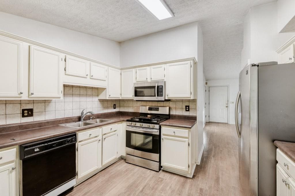 3 bedroom, 2 bathroom, 1,351 sq ft single family residence under contract at 2032 Briar Trail Court, Atlanta, GA 30331 — photo 6