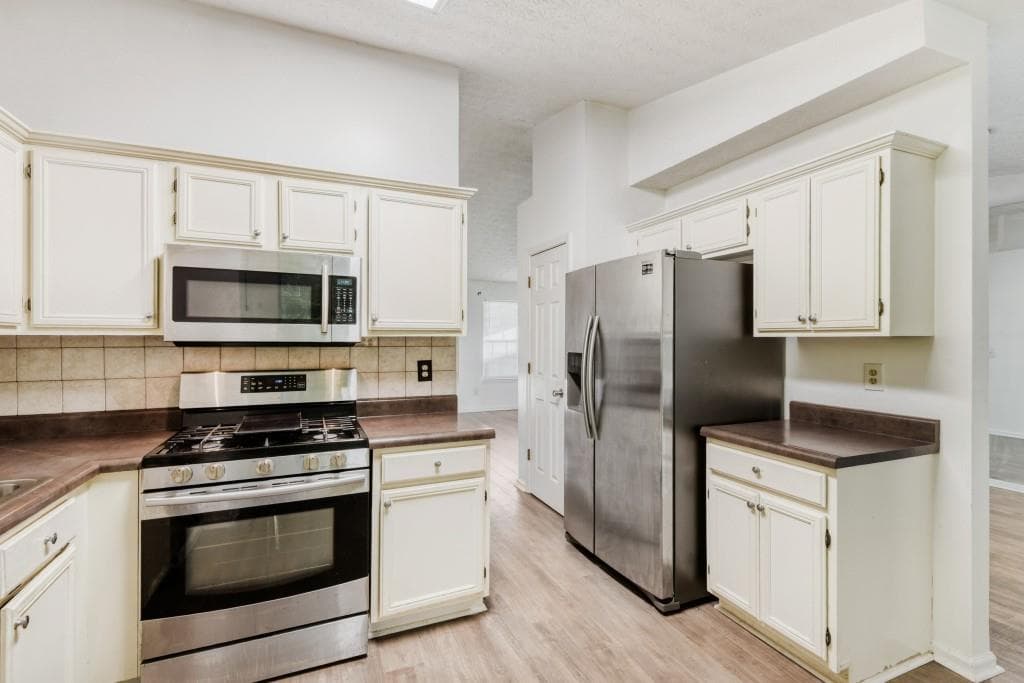 3 bedroom, 2 bathroom, 1,351 sq ft single family residence under contract at 2032 Briar Trail Court, Atlanta, GA 30331 — photo 7