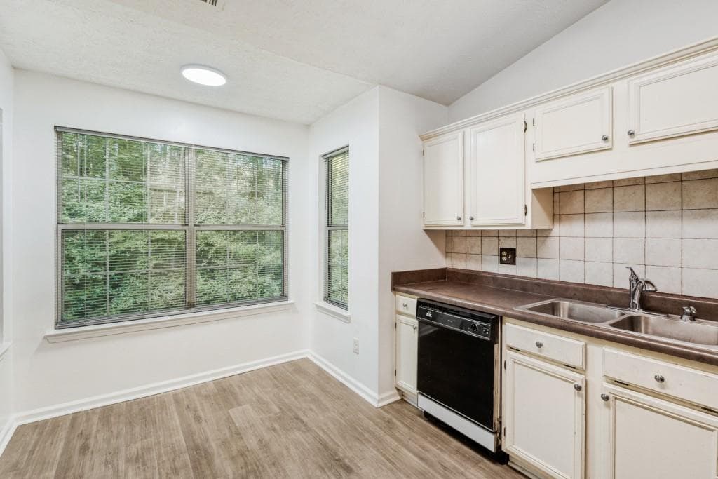 3 bedroom, 2 bathroom, 1,351 sq ft single family residence under contract at 2032 Briar Trail Court, Atlanta, GA 30331 — photo 8