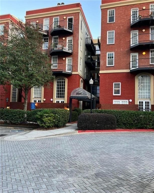1 bedroom, 1 bathroom, 621 sq ft condominium for sale at 2840 PEACHTREE Road 306, Atlanta, GA 30305 — photo 1 of 11