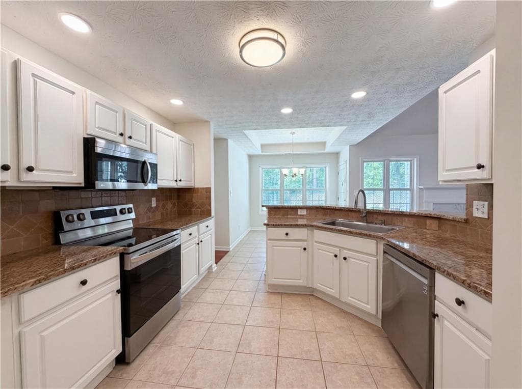 3 bedroom, 2 bathroom, 2,188 sq ft single family residence for sale at 335 Hunters Glen, Fayetteville, GA 30215 — photo 2
