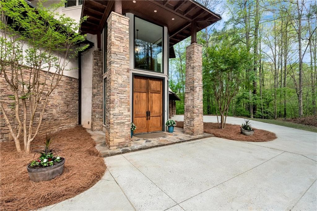 4 bedroom, 4 bathroom, 4,449 sq ft single family residence for sale at 6960 Riverside Drive, Atlanta, GA 30328 — photo 2