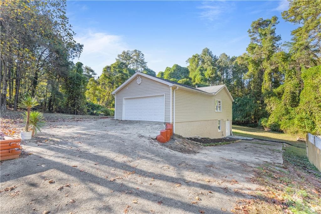 4 bedroom, 3 bathroom, 2,800 sq ft single family residence under contract at 667 Alcovy Forest Drive, Lawrenceville, GA 30045 — photo 2