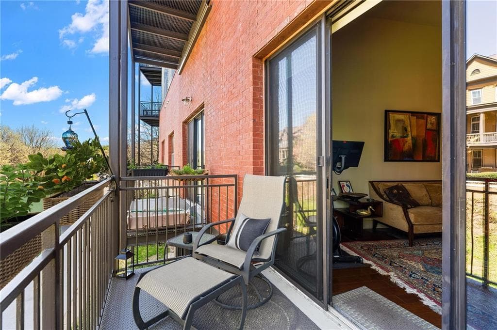 2 bedroom, 2 bathroom, 1,258 sq ft condominium for sale at 200 N Highland Avenue 102, Atlanta, GA 30307 — photo 2
