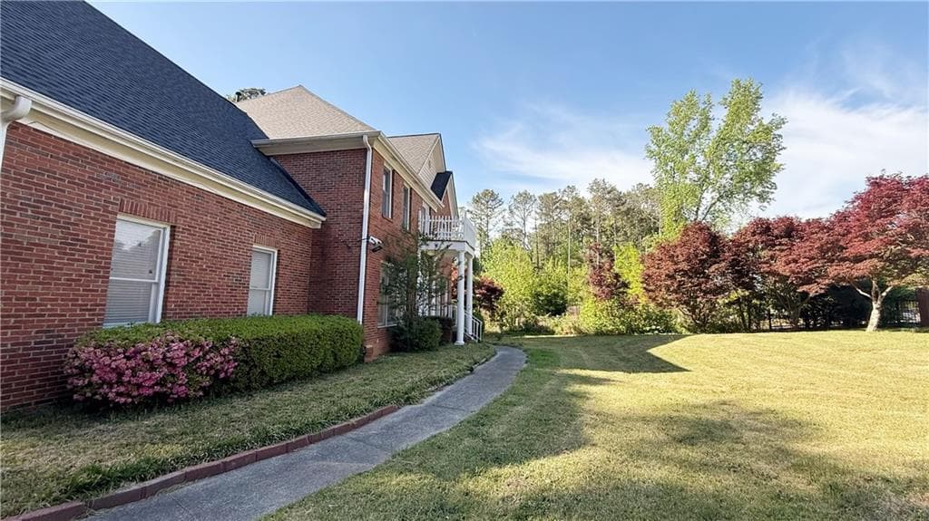 6 bedroom, 4 bathroom, 3,369 sq ft single family residence for sale at 4000 Peachtree Corners Circle, Peachtree Corners, GA 30092 — photo 4