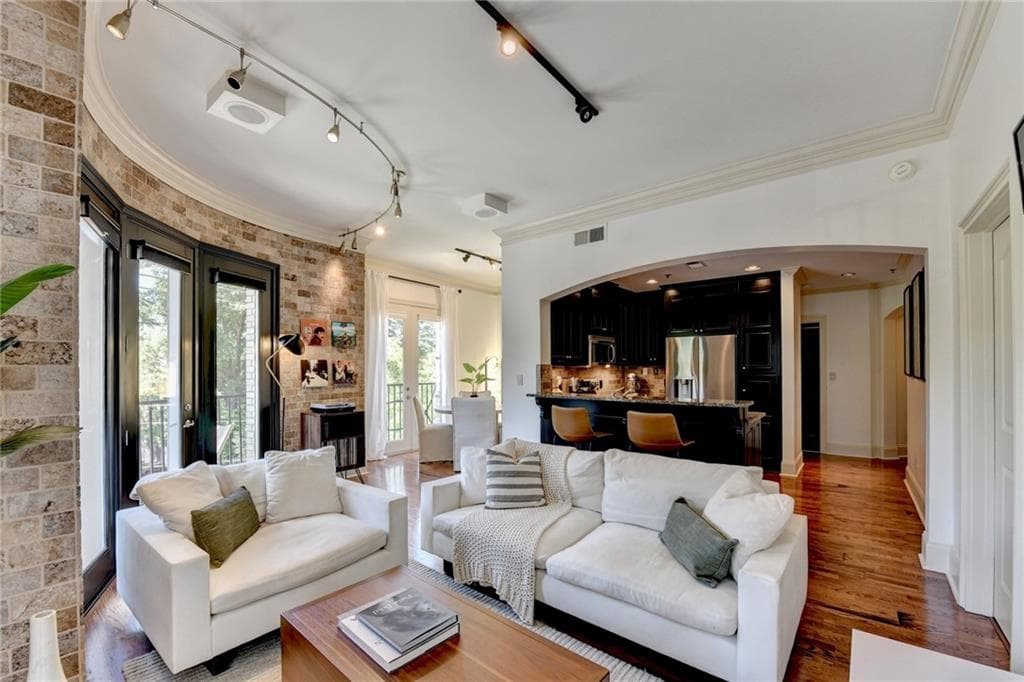 2 bedroom, 2 bathroom, 1,252 sq ft condominium sold at 2255 Peachtree Road 424, Atlanta, GA 30309