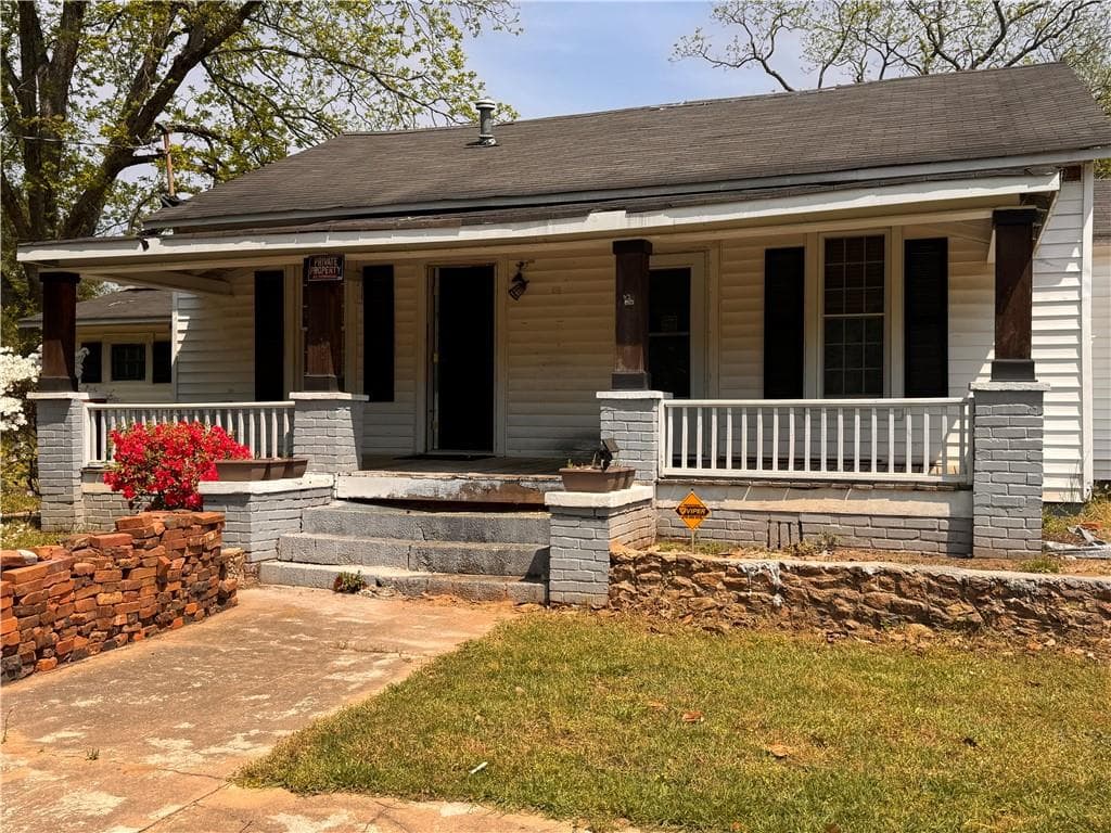 2 bedroom, 2 bathroom, 1,674 sq ft single family residence for sale at 1500 Cook Road, Oxford, GA 30054