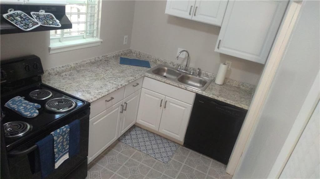3 bedroom, 3 bathroom, 1,340 sq ft condominium under contract at 4701 Flat Shoals 42A Road, Union City, GA 30291 — photo 3