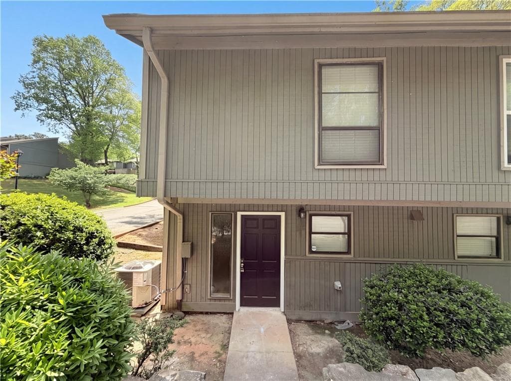 2 bedroom, 2 bathroom, 1,190 sq ft condominium for sale at 6202 Overlook Road, Peachtree Corners, GA 30092