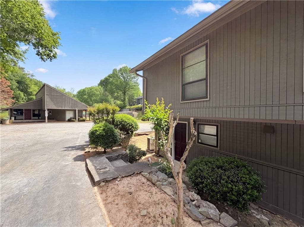 2 bedroom, 2 bathroom, 1,190 sq ft condominium for sale at 6202 Overlook Road, Peachtree Corners, GA 30092 — photo 2