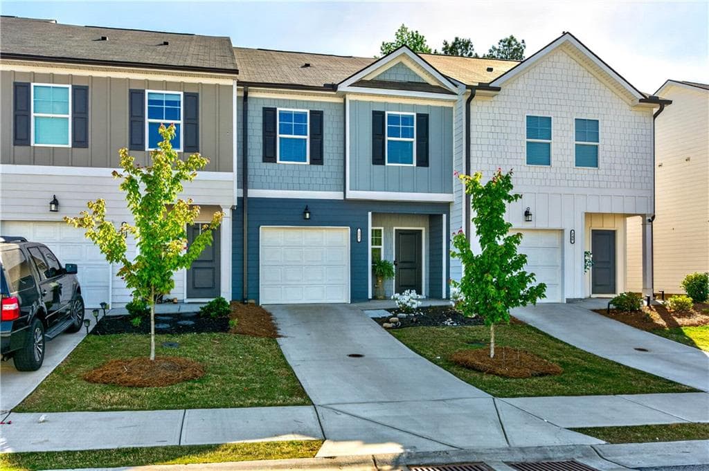 3 bedroom, 3 bathroom, 1,393 sq ft townhouse for sale at 252 Regent Park, Hoschton, GA 30548 — photo 1 of 20