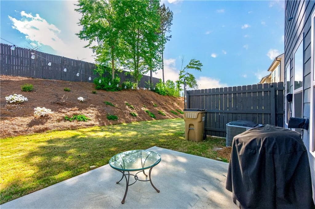 3 bedroom, 3 bathroom, 1,393 sq ft townhouse for sale at 252 Regent Park, Hoschton, GA 30548 — photo 2