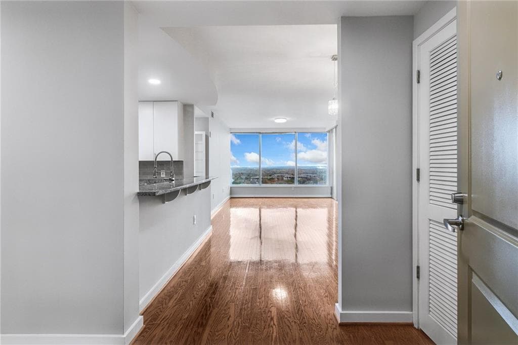 2 bedroom, 2 bathroom, 1,429 sq ft condominium for sale at 3338 Peachtree Road 2401, Atlanta, GA 30326 — photo 5