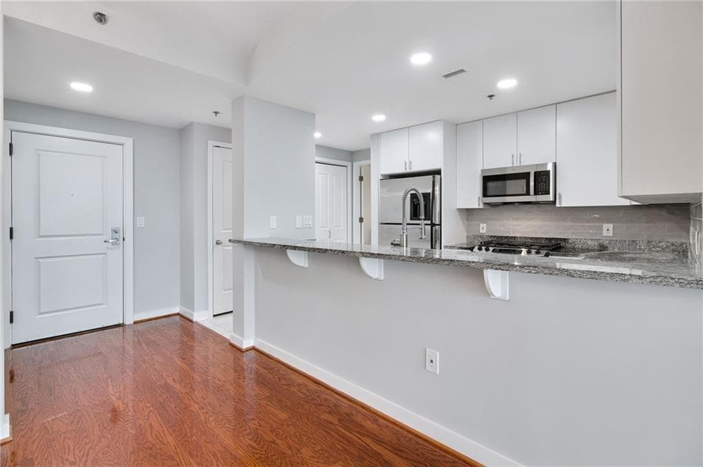 2 bedroom, 2 bathroom, 1,429 sq ft condominium for sale at 3338 Peachtree Road 2401, Atlanta, GA 30326 — photo 9