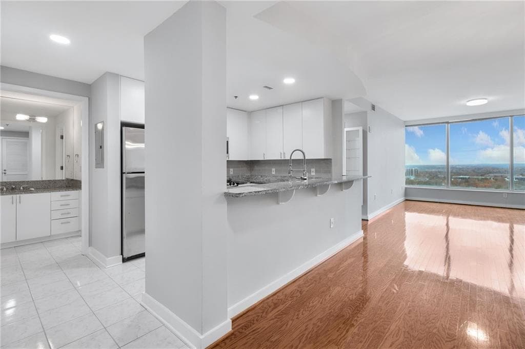 2 bedroom, 2 bathroom, 1,429 sq ft condominium for sale at 3338 Peachtree Road 2401, Atlanta, GA 30326 — photo 10