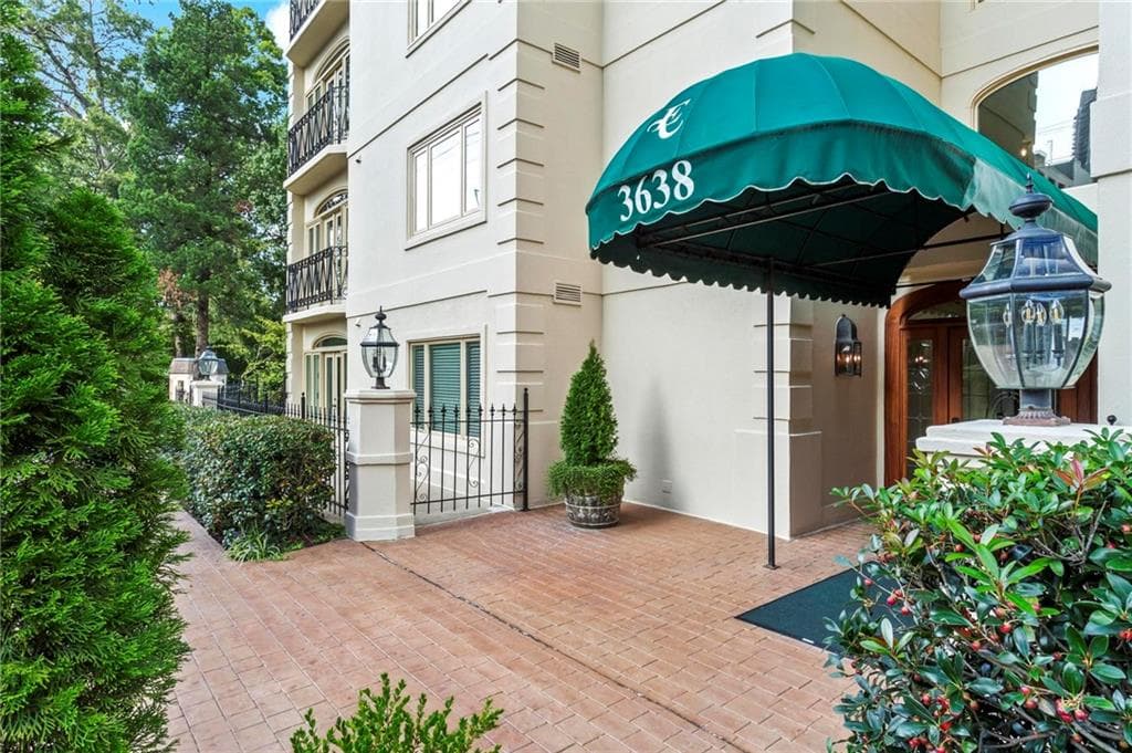 2 bedroom, 2 bathroom, 1,620 sq ft condominium under contract at 3638 Peachtree Road 306, Atlanta, GA 30319