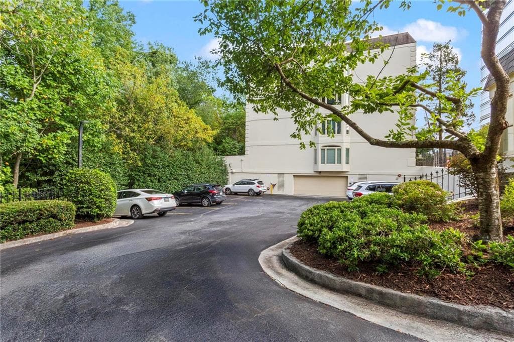 2 bedroom, 2 bathroom, 1,620 sq ft condominium under contract at 3638 Peachtree Road 306, Atlanta, GA 30319 — photo 3