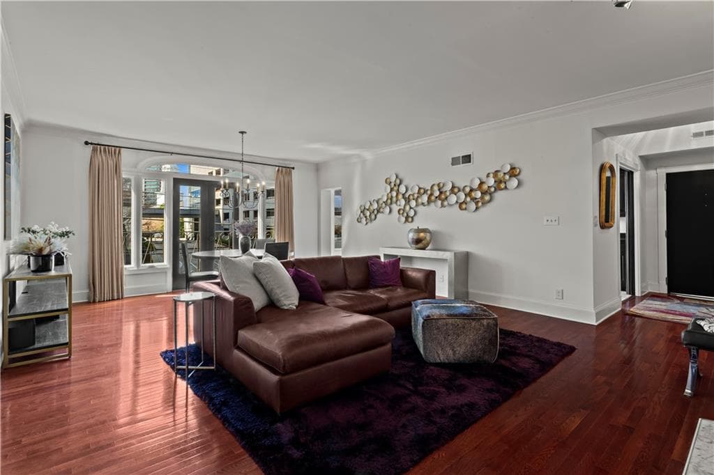 2 bedroom, 2 bathroom, 1,620 sq ft condominium under contract at 3638 Peachtree Road 306, Atlanta, GA 30319 — photo 7