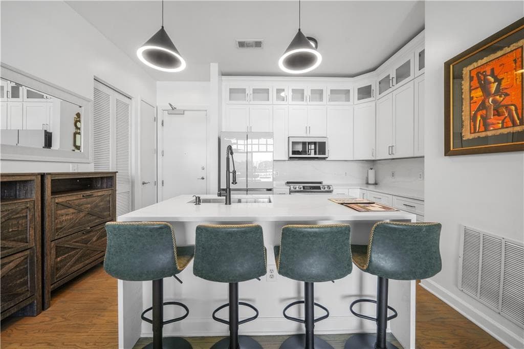 2 bedroom, 2 bathroom, 1,111 sq ft condominium for sale at 711 Cosmopolitan Drive 815, Atlanta, GA 30324 — photo 1 of 35