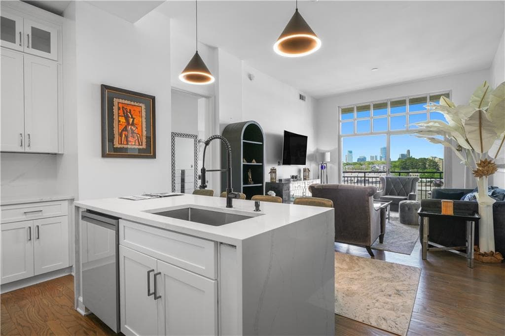 2 bedroom, 2 bathroom, 1,111 sq ft condominium for sale at 711 Cosmopolitan Drive 815, Atlanta, GA 30324 — photo 2
