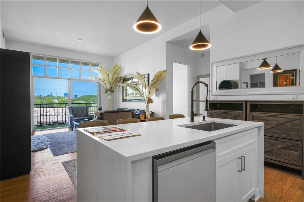 2 bedroom, 2 bathroom, 1,111 sq ft condominium for sale at 711 Cosmopolitan Drive 815, Atlanta, GA 30324 — photo 3