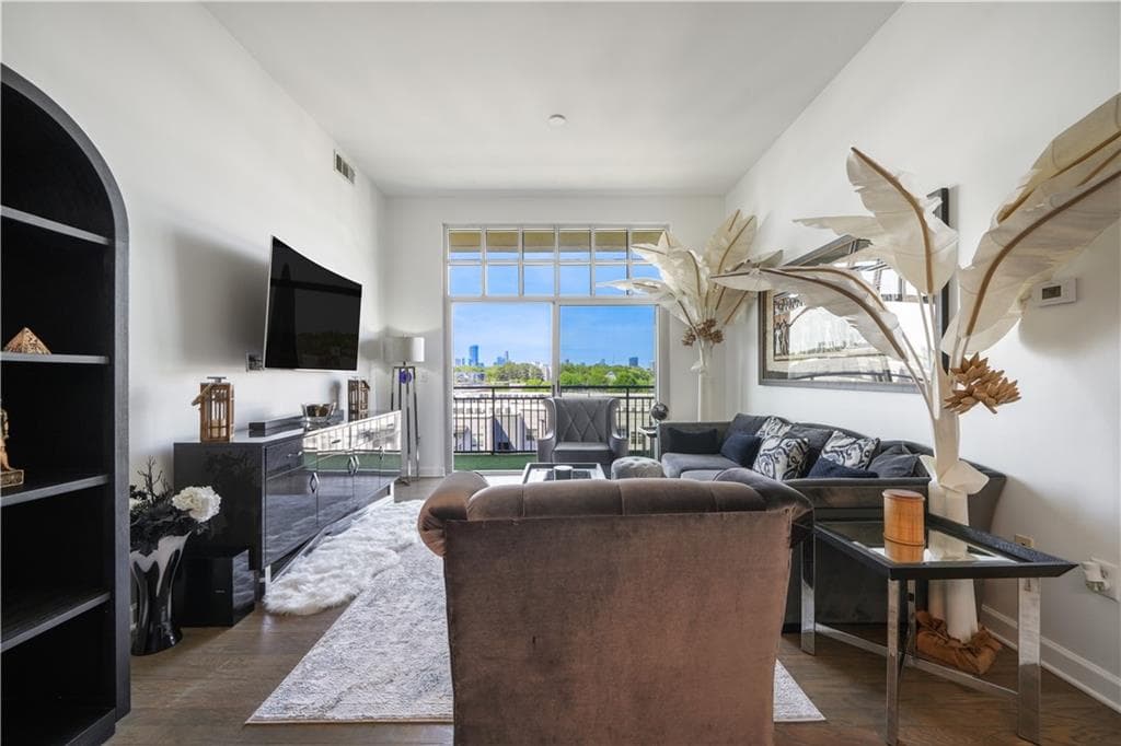 2 bedroom, 2 bathroom, 1,111 sq ft condominium for sale at 711 Cosmopolitan Drive 815, Atlanta, GA 30324 — photo 4