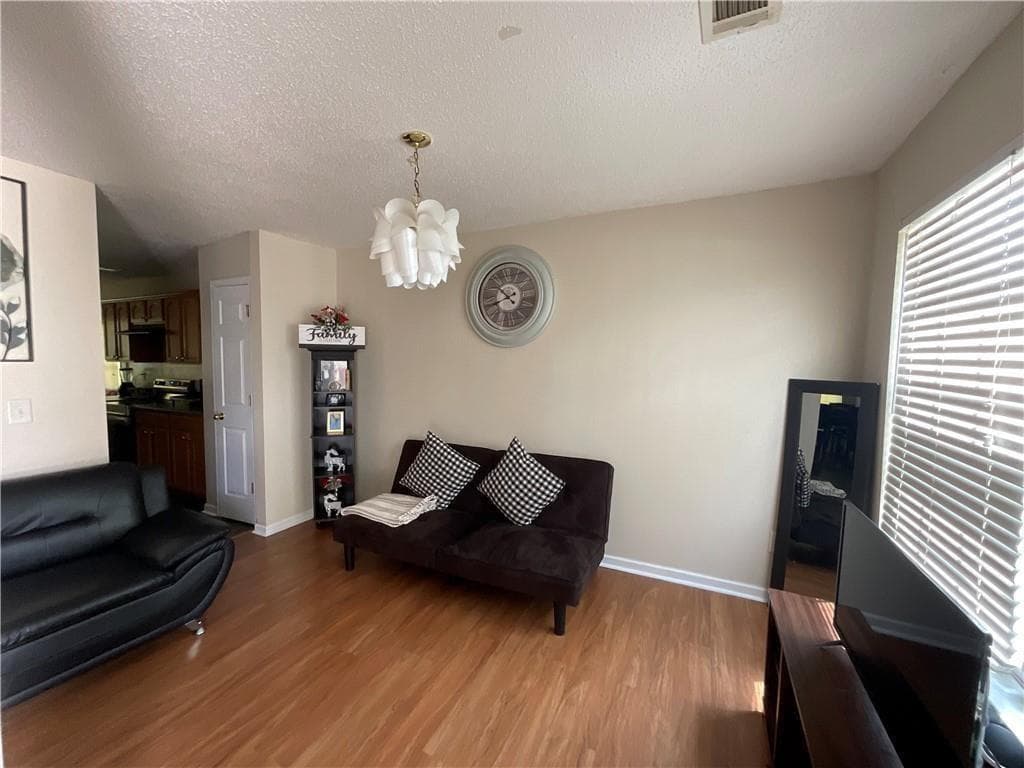 3 bedroom, 3 bathroom, 1,756 sq ft single family residence for sale at 6231 Hickory Lane Circle, Union City, GA 30291 — photo 5