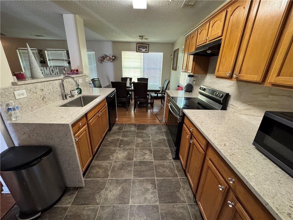 3 bedroom, 3 bathroom, 1,756 sq ft single family residence for sale at 6231 Hickory Lane Circle, Union City, GA 30291 — photo 2