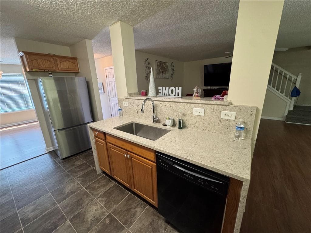 3 bedroom, 3 bathroom, 1,756 sq ft single family residence for sale at 6231 Hickory Lane Circle, Union City, GA 30291 — photo 3