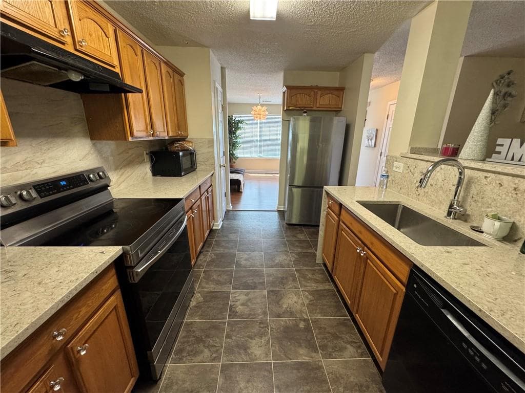 3 bedroom, 3 bathroom, 1,756 sq ft single family residence for sale at 6231 Hickory Lane Circle, Union City, GA 30291 — photo 4