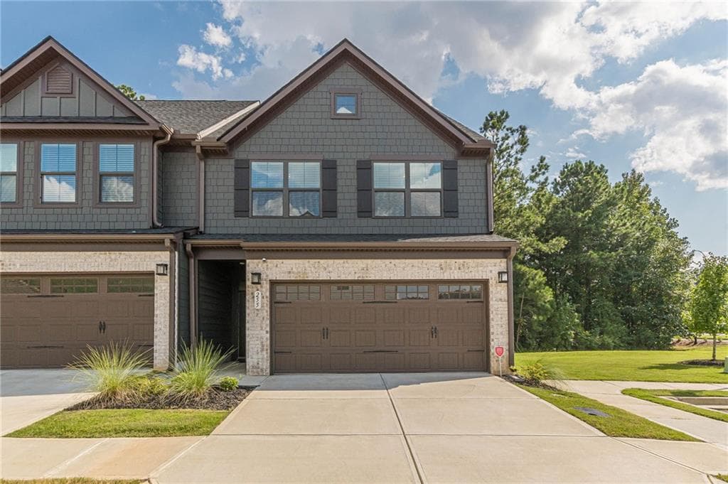 3 bedroom, 3 bathroom, 1,933 sq ft townhouse for sale at 255 Climbing Ivy Circle, Fayetteville, GA 30214 — photo 1 of 29