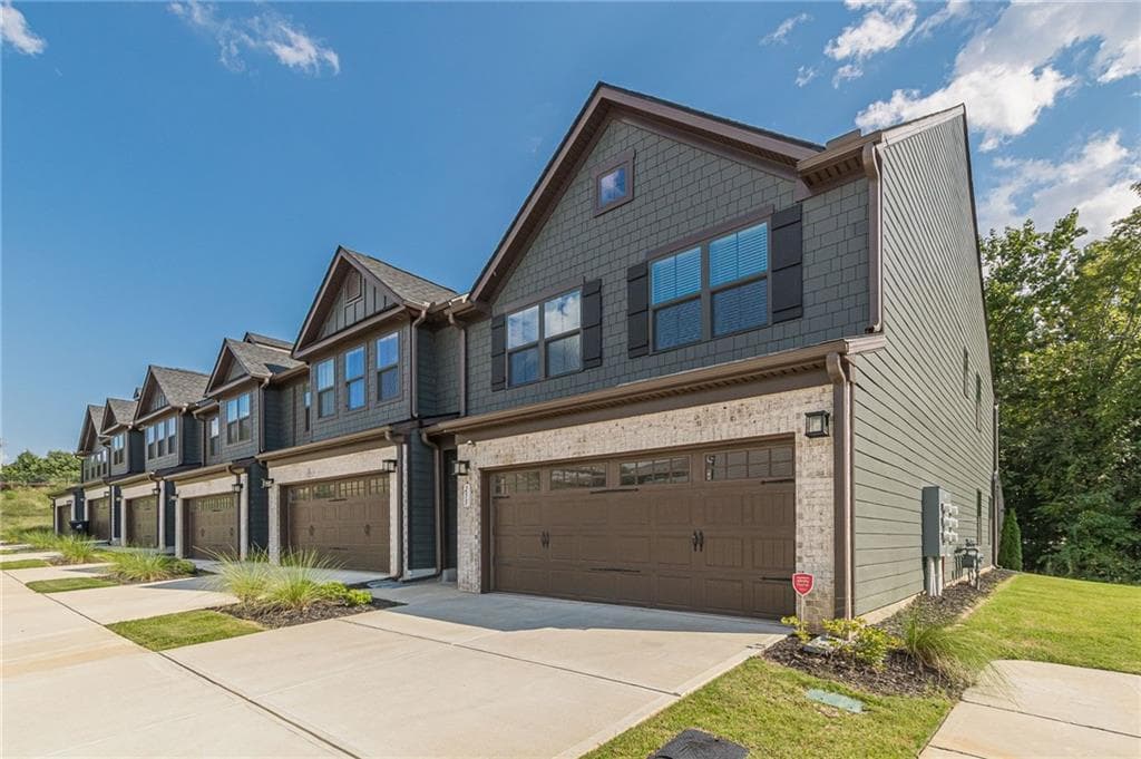 3 bedroom, 3 bathroom, 1,933 sq ft townhouse for sale at 255 Climbing Ivy Circle, Fayetteville, GA 30214 — photo 2
