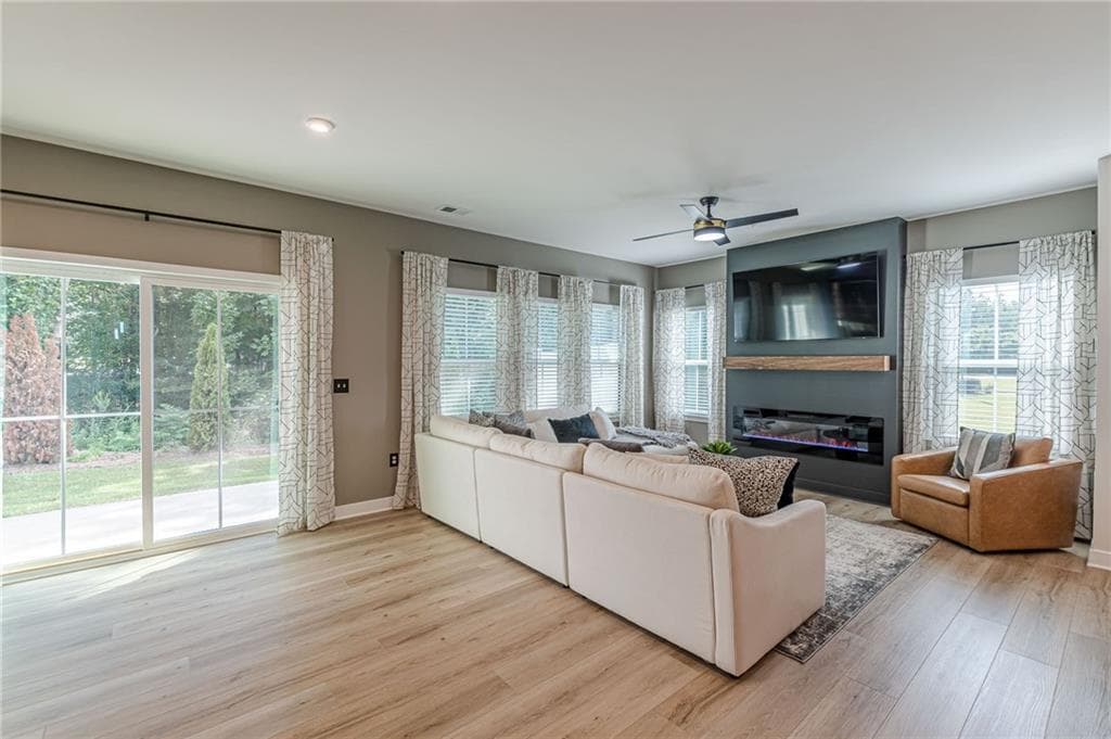 3 bedroom, 3 bathroom, 1,933 sq ft townhouse for sale at 255 Climbing Ivy Circle, Fayetteville, GA 30214 — photo 10