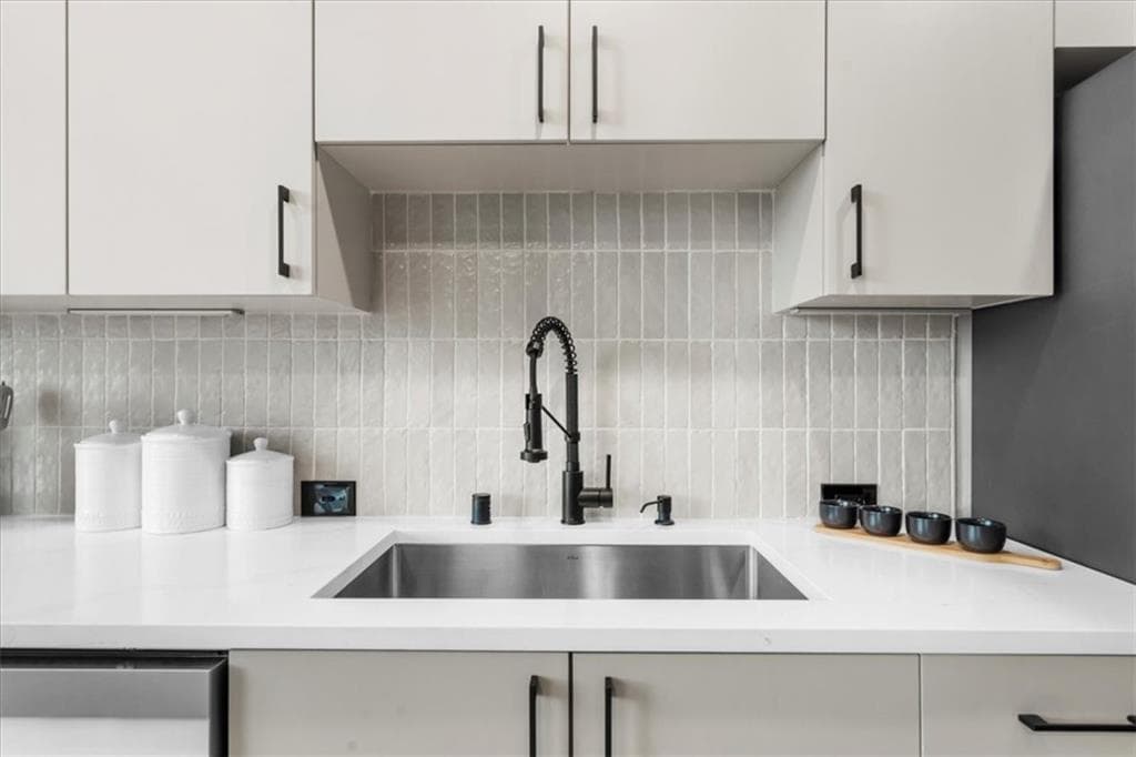 1 bedroom, 1 bathroom, 790 sq ft condominium for sale at 250 Pharr Road 704, Atlanta, GA 30305 — photo 3