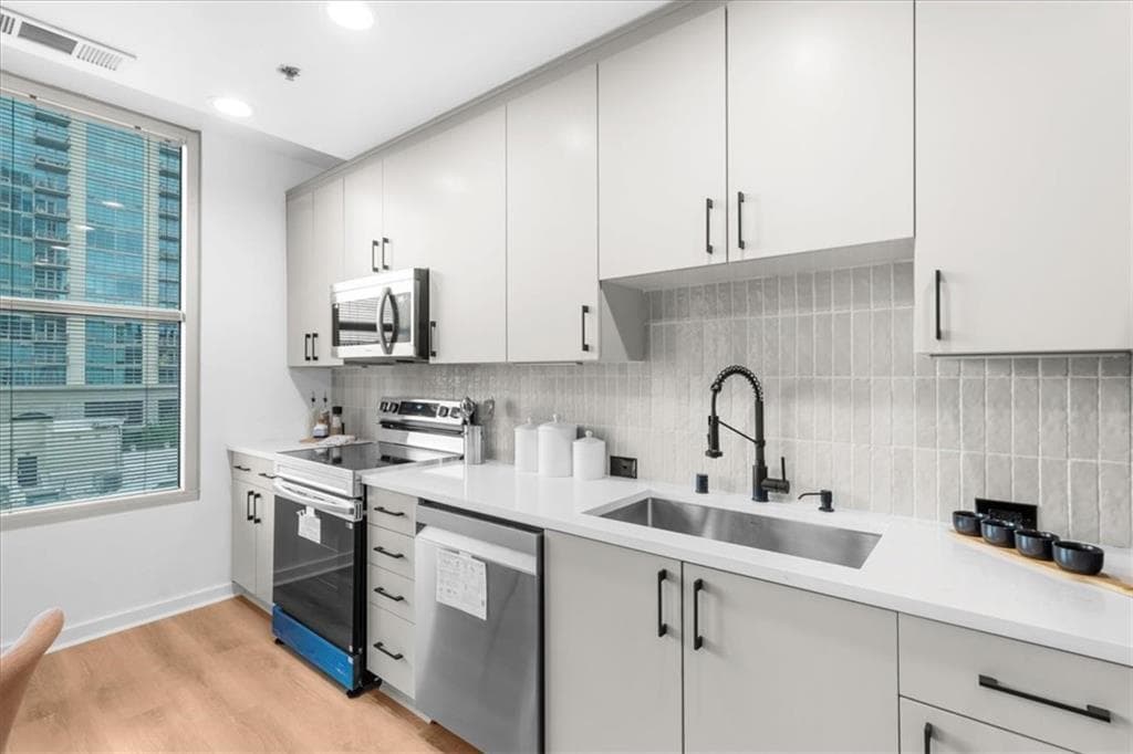 1 bedroom, 1 bathroom, 790 sq ft condominium for sale at 250 Pharr Road 704, Atlanta, GA 30305 — photo 6