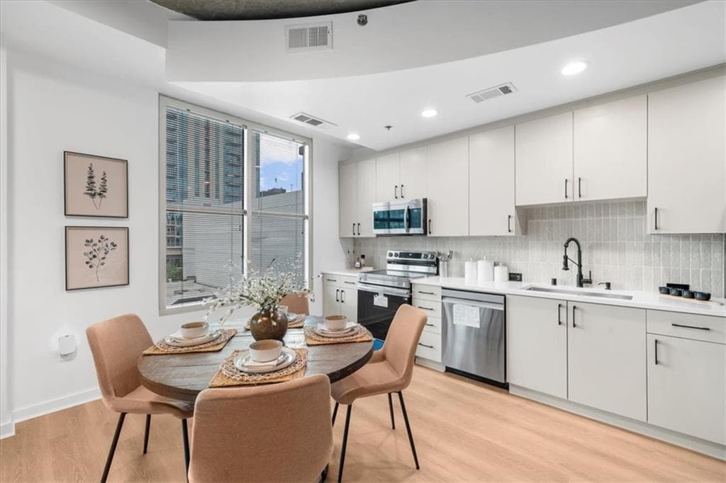 1 bedroom, 1 bathroom, 790 sq ft condominium for sale at 250 Pharr Road 704, Atlanta, GA 30305 — photo 2