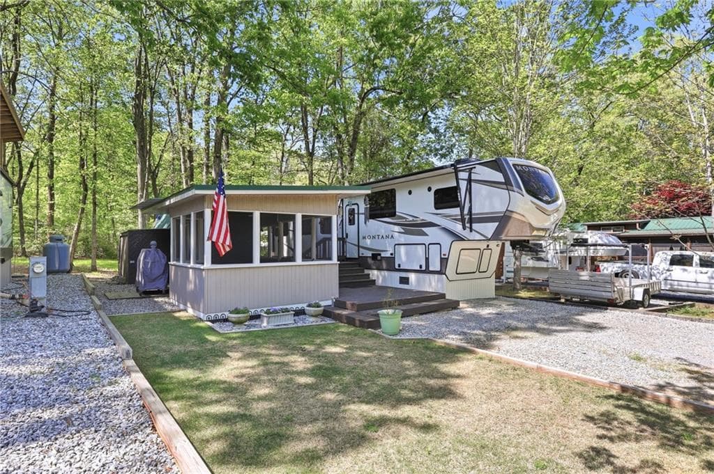 1 bedroom, 1 bathroom, 414 sq ft single family residence for sale at 320 Leisure Acres Drive, Cleveland, GA 30528 — photo 1 of 36