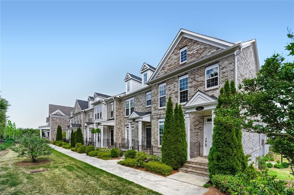 3 bedroom, 4 bathroom, 2,024 sq ft townhouse under contract at 611 Hanlon Way, Alpharetta, GA 30009 — photo 2