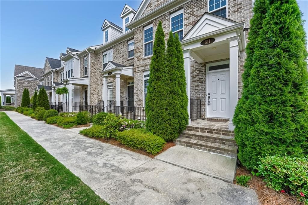3 bedroom, 4 bathroom, 2,024 sq ft townhouse under contract at 611 Hanlon Way, Alpharetta, GA 30009 — photo 3