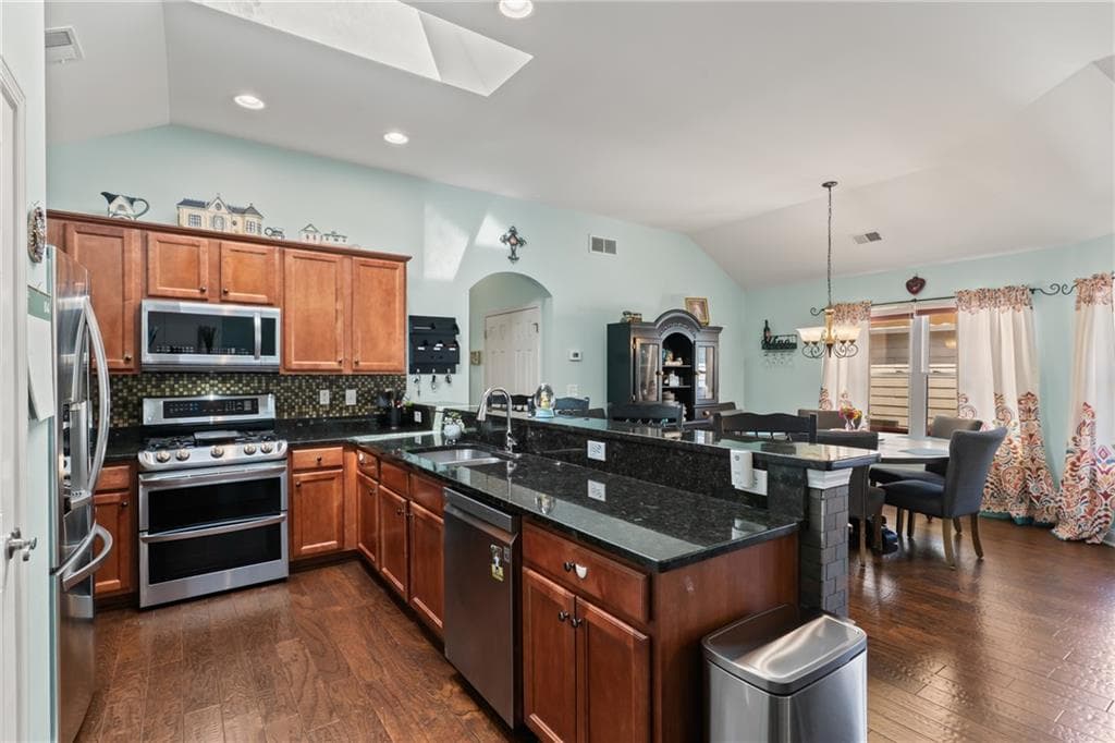 2 bedroom, 2 bathroom, 1,714 sq ft single family residence under contract at 315 Winthrope Drive, Woodstock, GA 30188 — photo 2