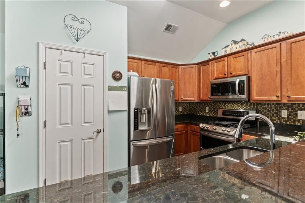 2 bedroom, 2 bathroom, 1,714 sq ft single family residence under contract at 315 Winthrope Drive, Woodstock, GA 30188 — photo 4