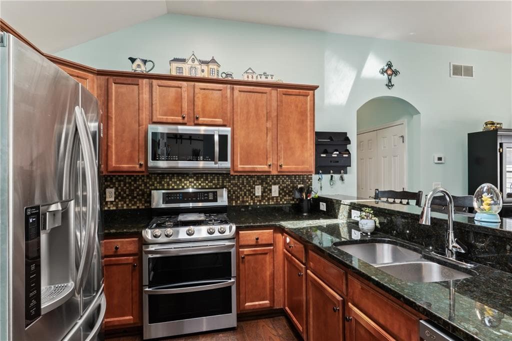 2 bedroom, 2 bathroom, 1,714 sq ft single family residence under contract at 315 Winthrope Drive, Woodstock, GA 30188 — photo 5